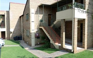 2 Bedroom Apartment in Die Hoewes