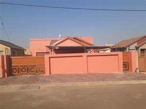 3 Bed House in Roodekop