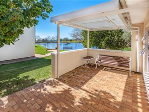 2 Bed Apartment in Paradyskloof