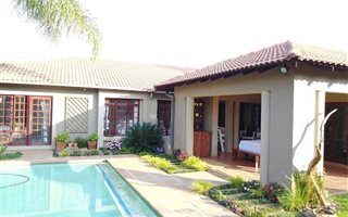 4 Bedroom House in Silver Lakes Golf Estate