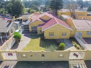 7 Bed House in Robertsham