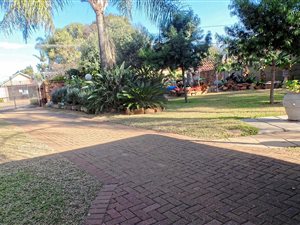 4 Bed House in Meyerspark