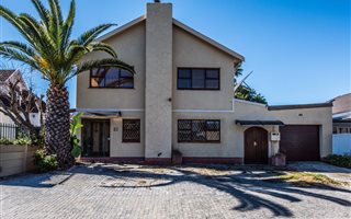 9 Bedroom House in Rondebosch East