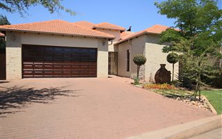 4 Bedroom House in Raslouw Manor