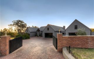 3 Bedroom House in Waterfall Equestrian Estate