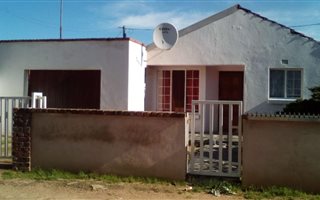 2 Bedroom House in Groenheuwel