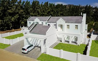 3 Bedroom House in Somerset West Central