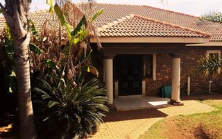 2 ha Farm in Magaliesmoot AH