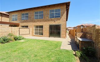 4 Bedroom Townhouse in Hazeldean (Silverlakes Surroundings)