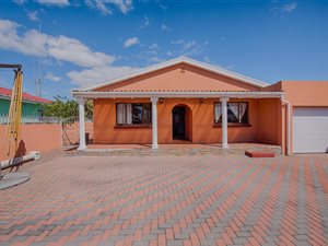 3 Bed House in Grassy Park