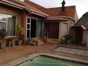 3 Bed Townhouse in Vanderbijlpark SE2
