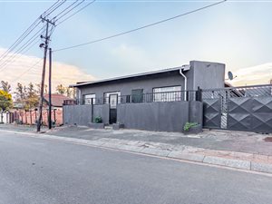 5 Bed House in Bosmont