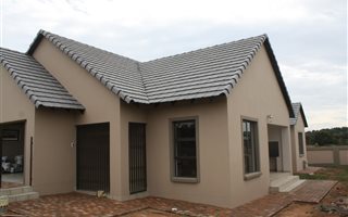3 Bedroom Duet in Kameeldrift East