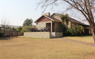 4 Bedroom House in Schuinshoogte