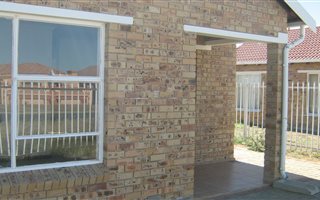 2 Bedroom House in Bloemfontein Farms