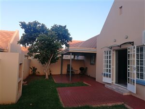2 Bed Townhouse in Rooihuiskraal North