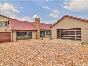 8 Bed House in Robertsham