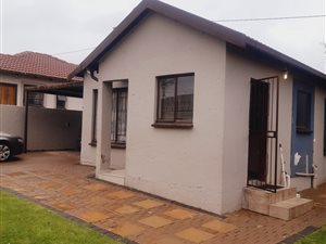 2 Bed House in Clayville