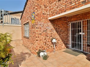 5 Bed House in Clare Estate