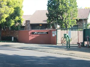 2 Bed Townhouse in Rooihuiskraal North