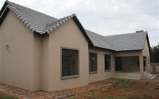 3 Bedroom Duet in Kameeldrift East