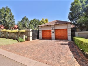 4 Bed House in Moreleta Park