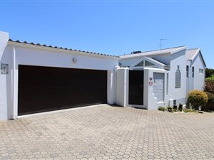 4 Bed House in Mossel Bay Central