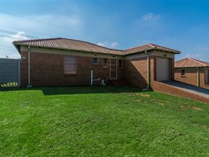 3 Bed House in Olievenhoutbosch
