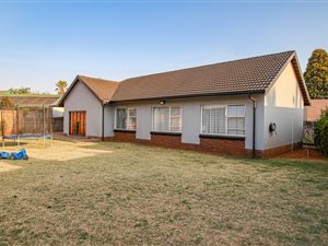 3 Bed House in Edelweiss