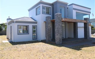 4 Bedroom House in Blaauwberg