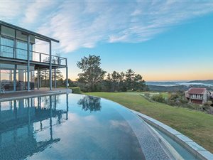 8 Bed House in Simola