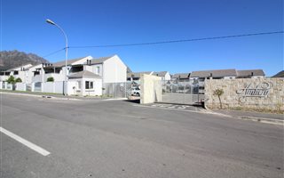 2 Bedroom Apartment in Paarl Central East