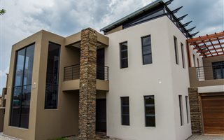 4 Bedroom House in Blue Valley Golf Estate