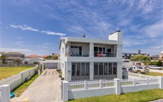 3 Bedroom House in Melkbosstrand