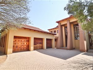 4 Bed House in Silver Lakes Golf Estate