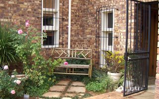 3 Bedroom House in Elarduspark