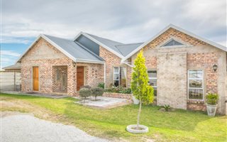 4 Bedroom House in Kragga Kamma