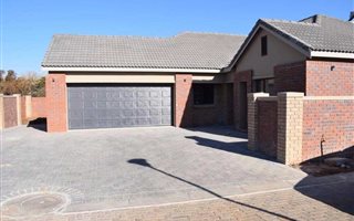 2 Bedroom Townhouse in Van Der Hoff Park