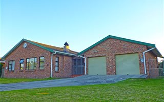 4 Bedroom House in Kamma Park