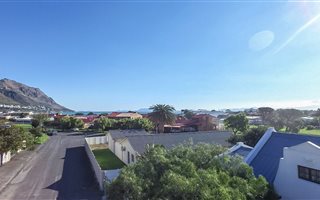 3 Bedroom House in Gordons Bay Central