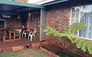 2 Bedroom Simplex in Doornpoort and surrounds