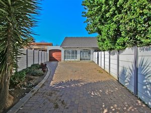 4 Bed House in Glen Marais