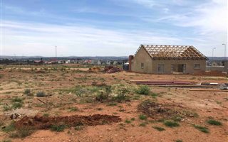 422 m² Land available in Louwlardia