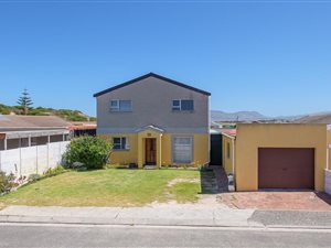 6 Bed House in Mitchells Plain