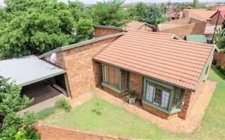 2 Bedroom Duet in Moreleta Park