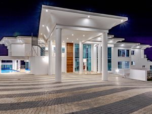 5 Bed House in La Mercy