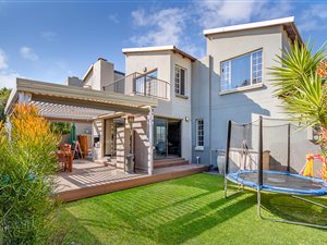 3 Bed Townhouse in Eagle Canyon Golf Estate