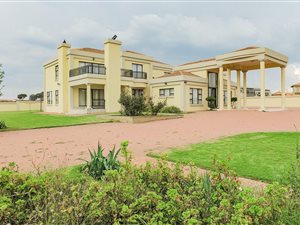 2700 m² Land available in Parkrand
