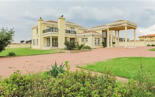 2700 m² Land available in Parkrand