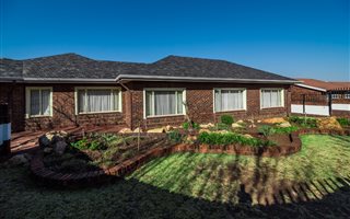 4 Bedroom House in Noordheuwel